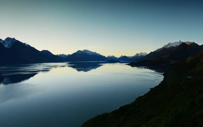 Ruhige Abendreflexionen am Lake Wakatipu bei Dämmerung, Queenstown, Neuseeland