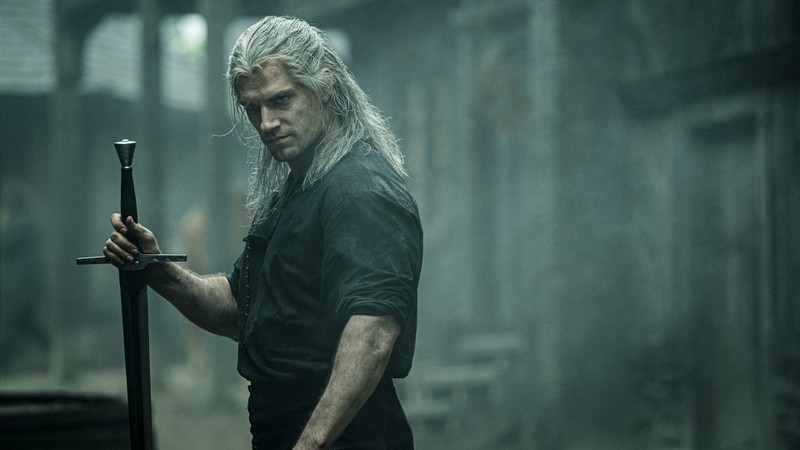 Мужчина с мечом в темной комнате (ведьмак, the witcher, сериал, меч, геральт)