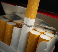 Cigarros Marlboro em uma embalagem