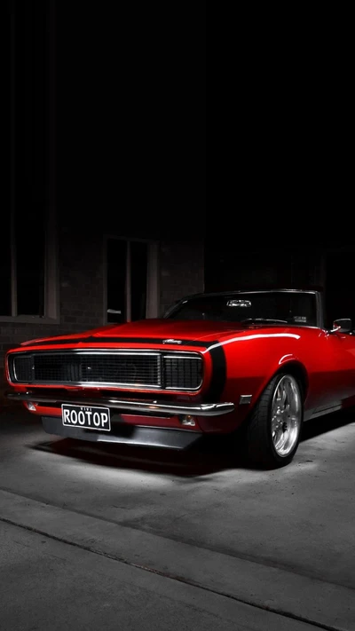 Klassisches rotes Muscle Car mit leistungsstarkem Motor in dramatischer Beleuchtung