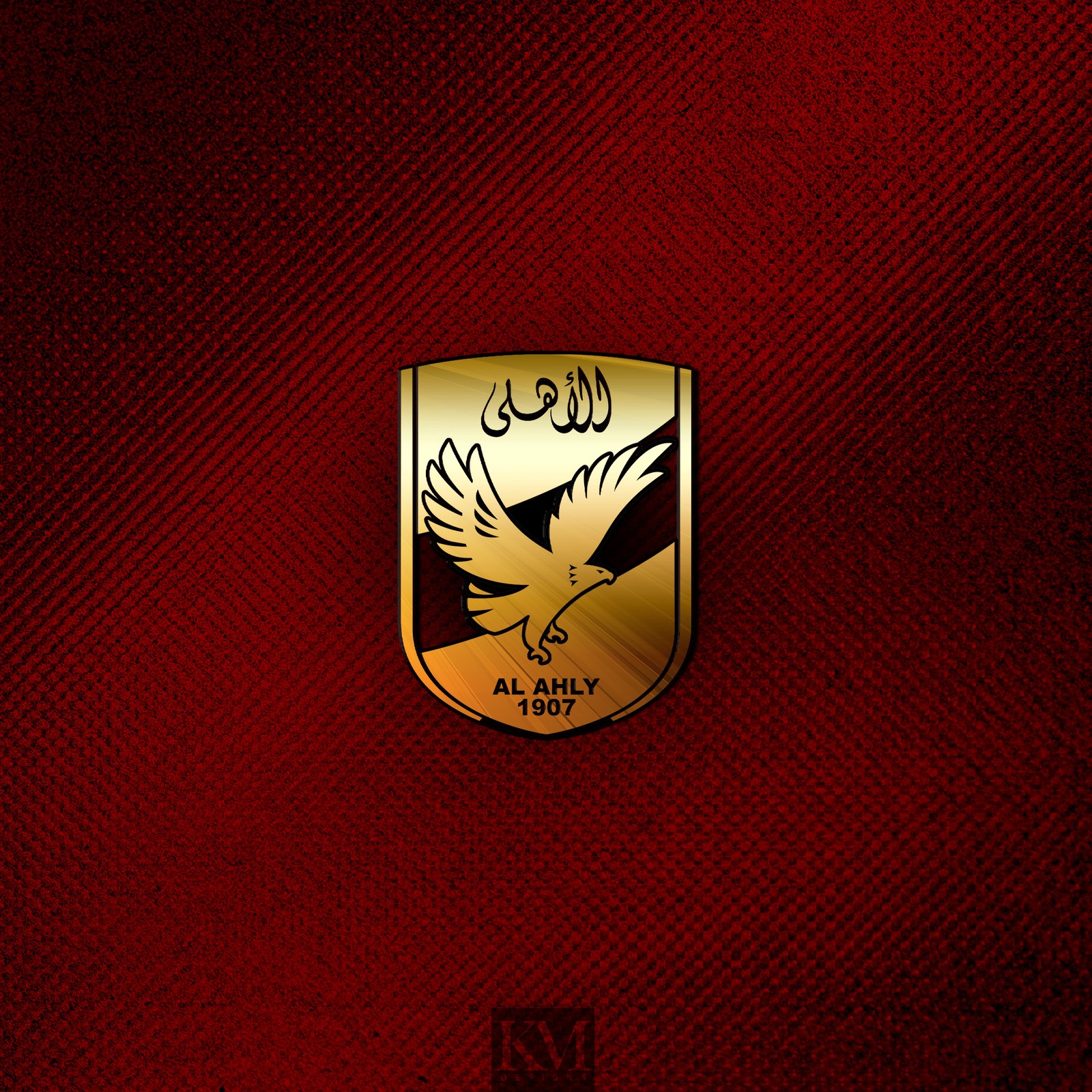 Un primer plano de un emblema dorado sobre una tela roja (ahly, al ahly, alahly)