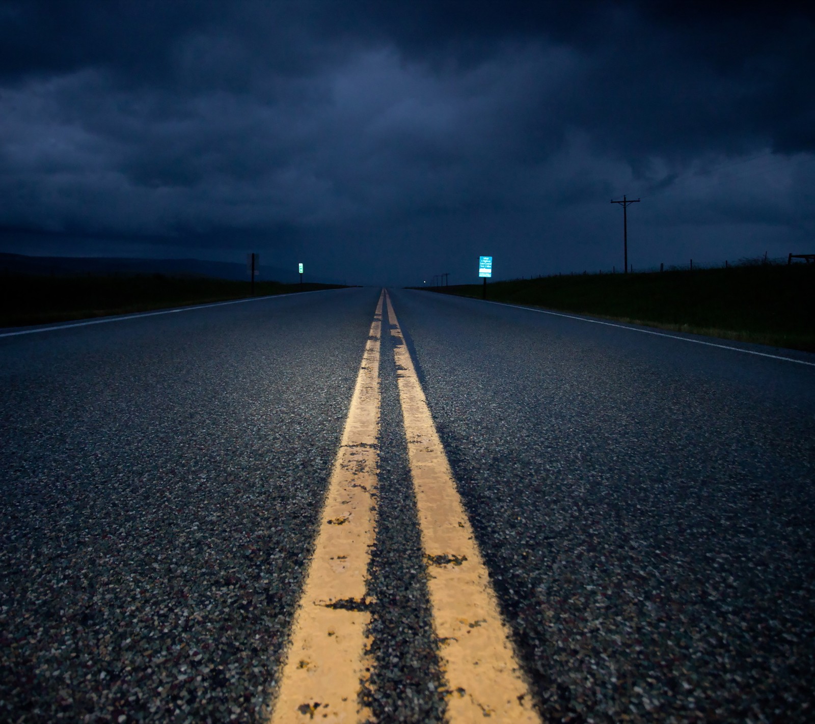 Arafed road with a yellow line and a green traffic light (hd, road)