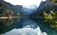 Reflexión serena de la naturaleza montañosa en Hallstatt