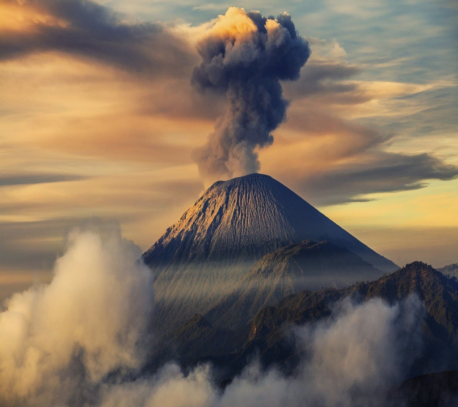 Un volcan avec un nuage de fumée s'élevant du sommet (nature, volcan)