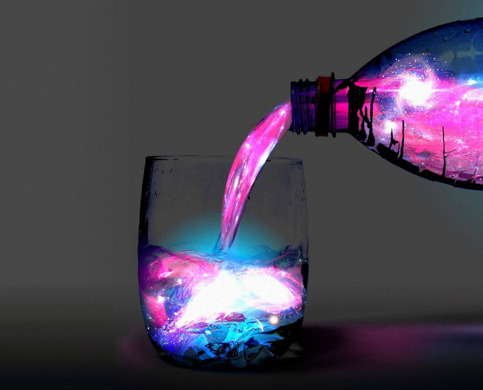 Quelqu'un verse un liquide dans un verre contenant un liquide lumineux à l'intérieur (incroyable, coloré, boisson)