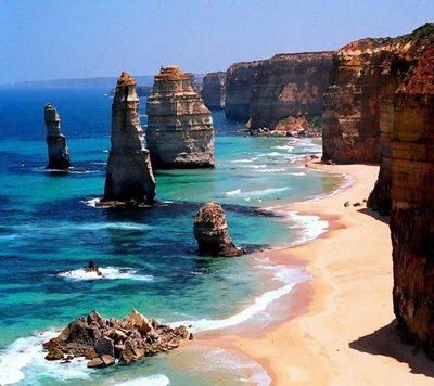 Paysage côtier majestueux avec des tours et des eaux bleues claires