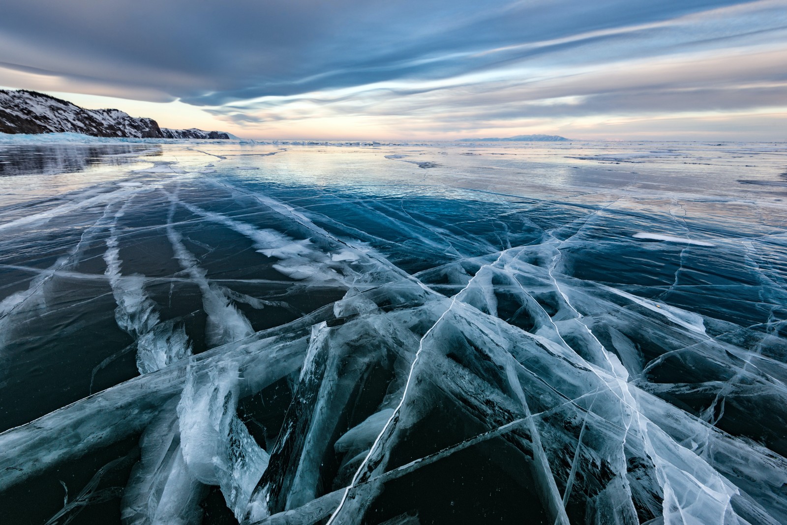 Uma vista do gelo na água com um céu nublado (lago baikal, ártico, natureza, lago, gelo)