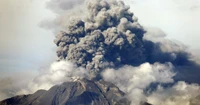 El volcán Calbuco está en erupción entre nubes cúmulos y humo.