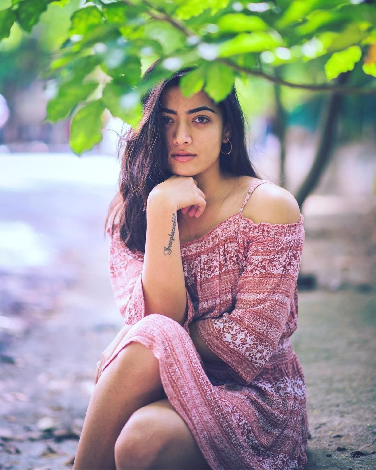 Une femme assise par terre dans une robe rose. (actrice, kannada, rashmika, rashmika mandanna, rashmika mandana)