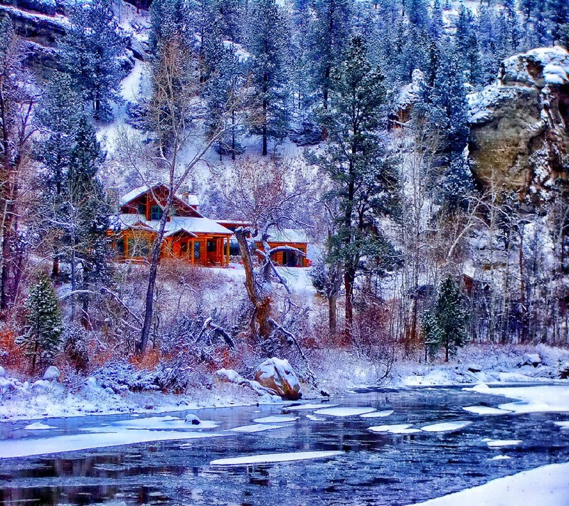 Заснеженная сцена хижины в лесу с рекой, протекающей через нее (зима)