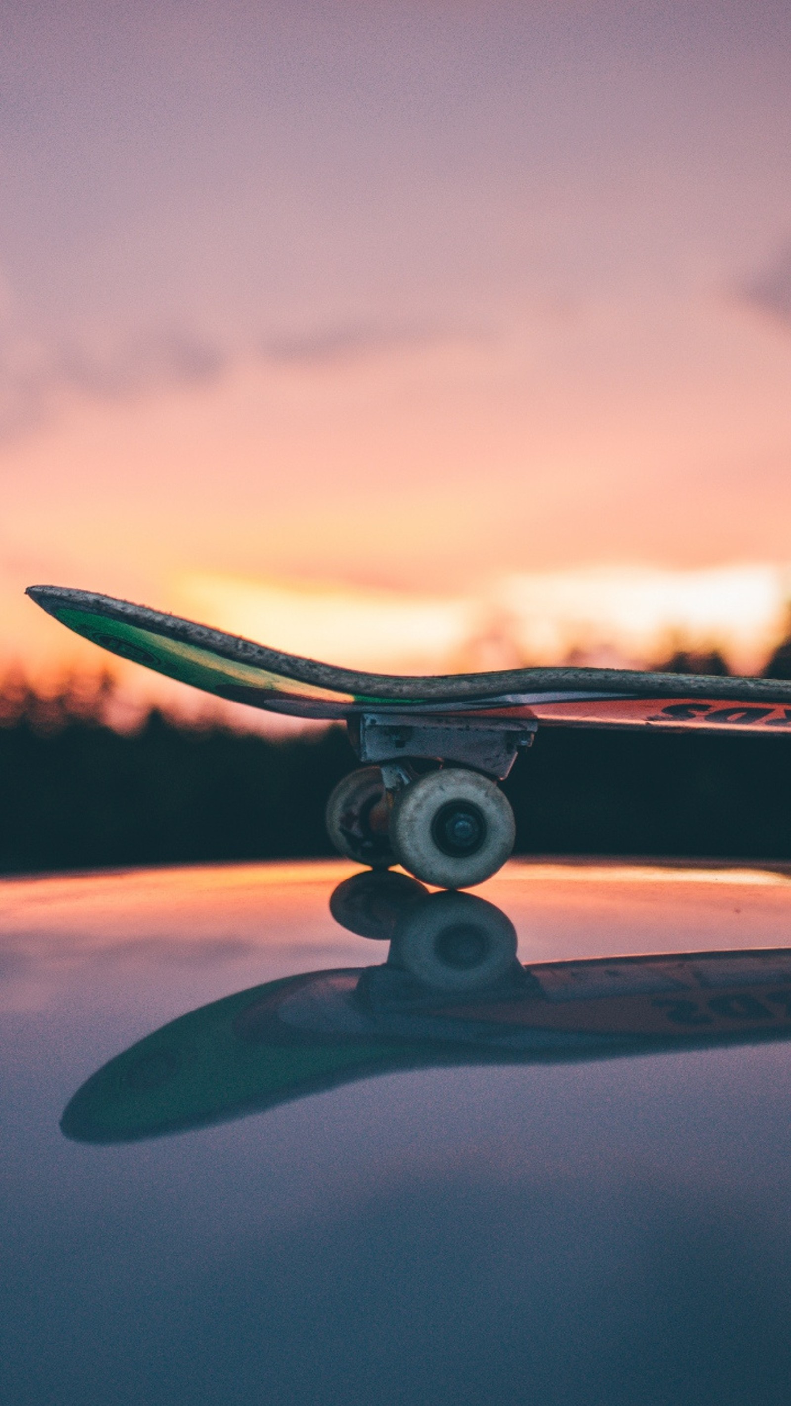 Arafed skateboard on top of a car at sunset (skate, skateboard, ride, sun, sunset)