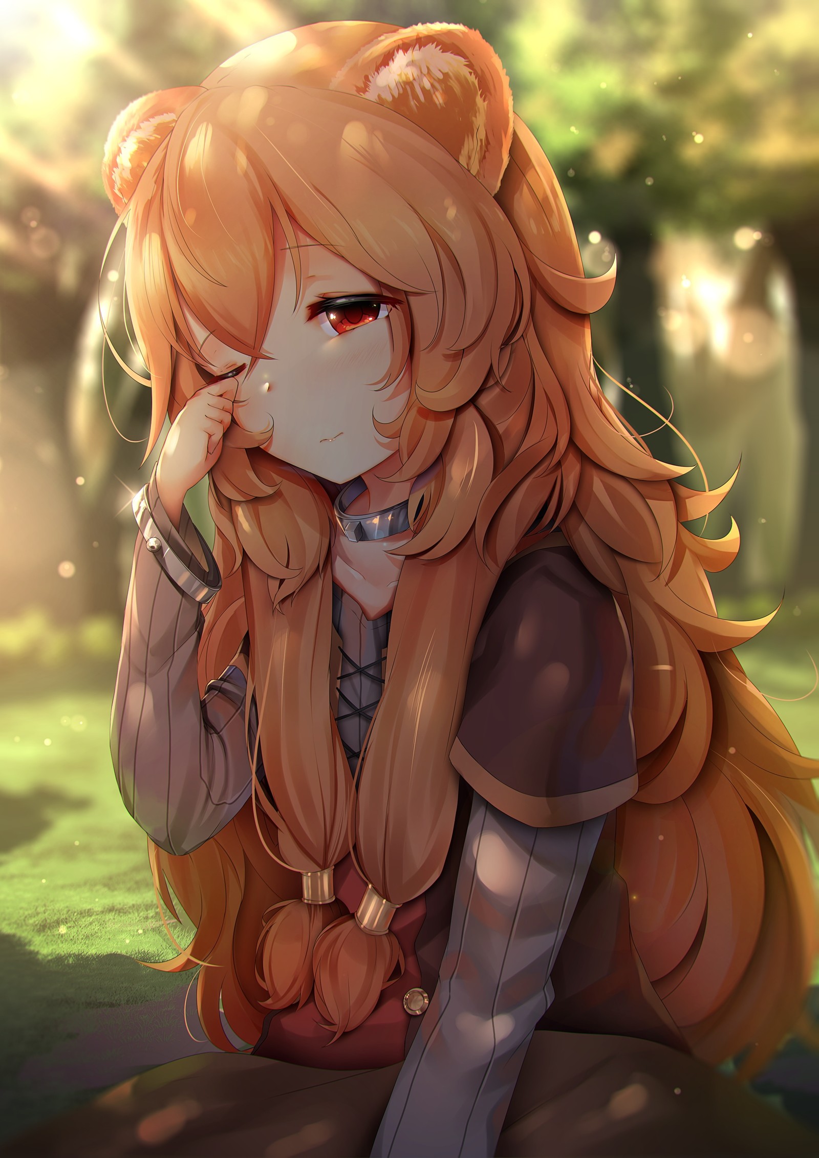 Chica anime con cabello largo y rubio sentada en el suelo del bosque (tatenoyuusha, shieldhero, raphtalia, anime, fondo de pantalla)