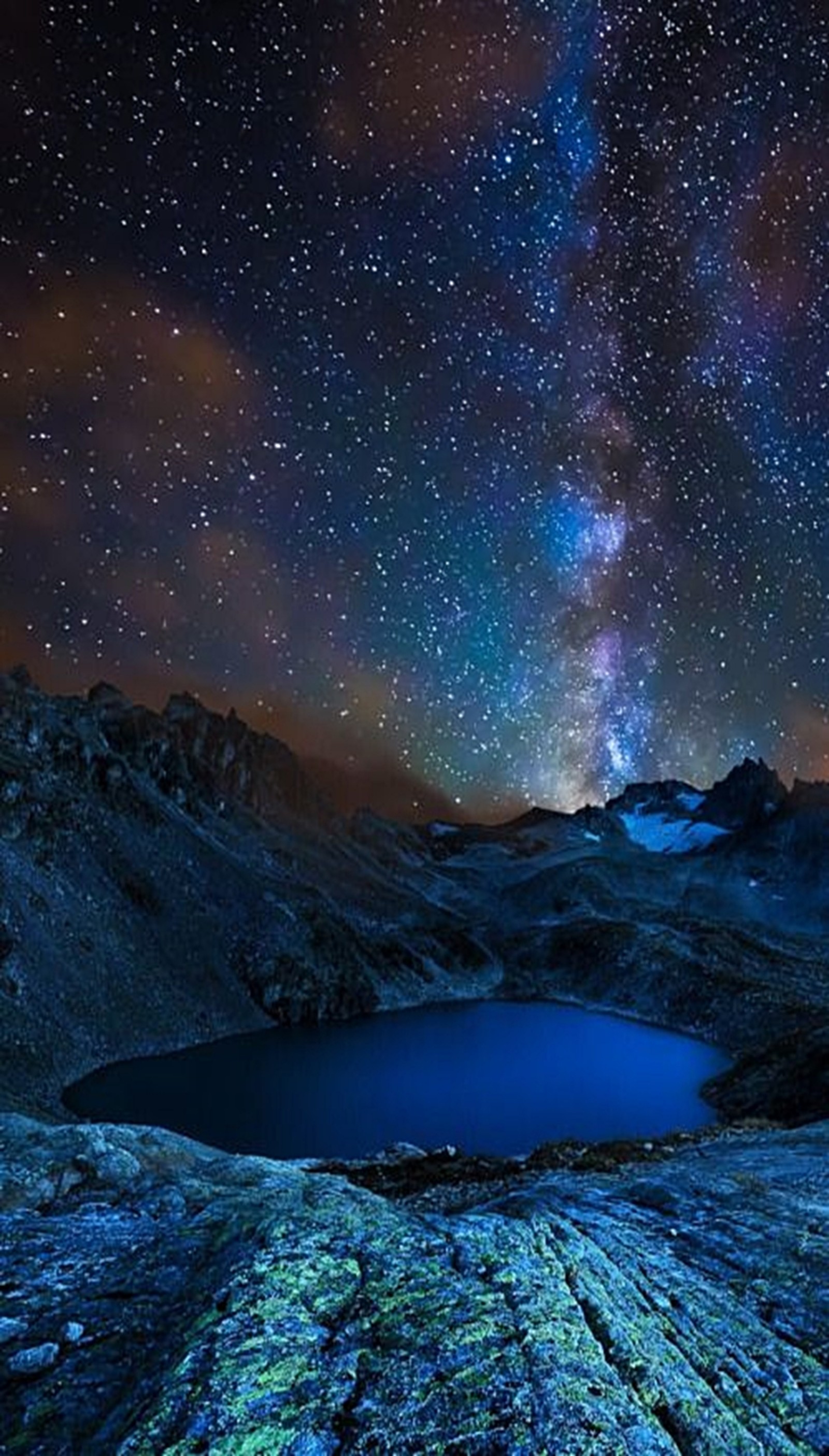 Una vista de un lago y una montaña con un cielo lleno de estrellas (estrellas, noche, papel de pared)