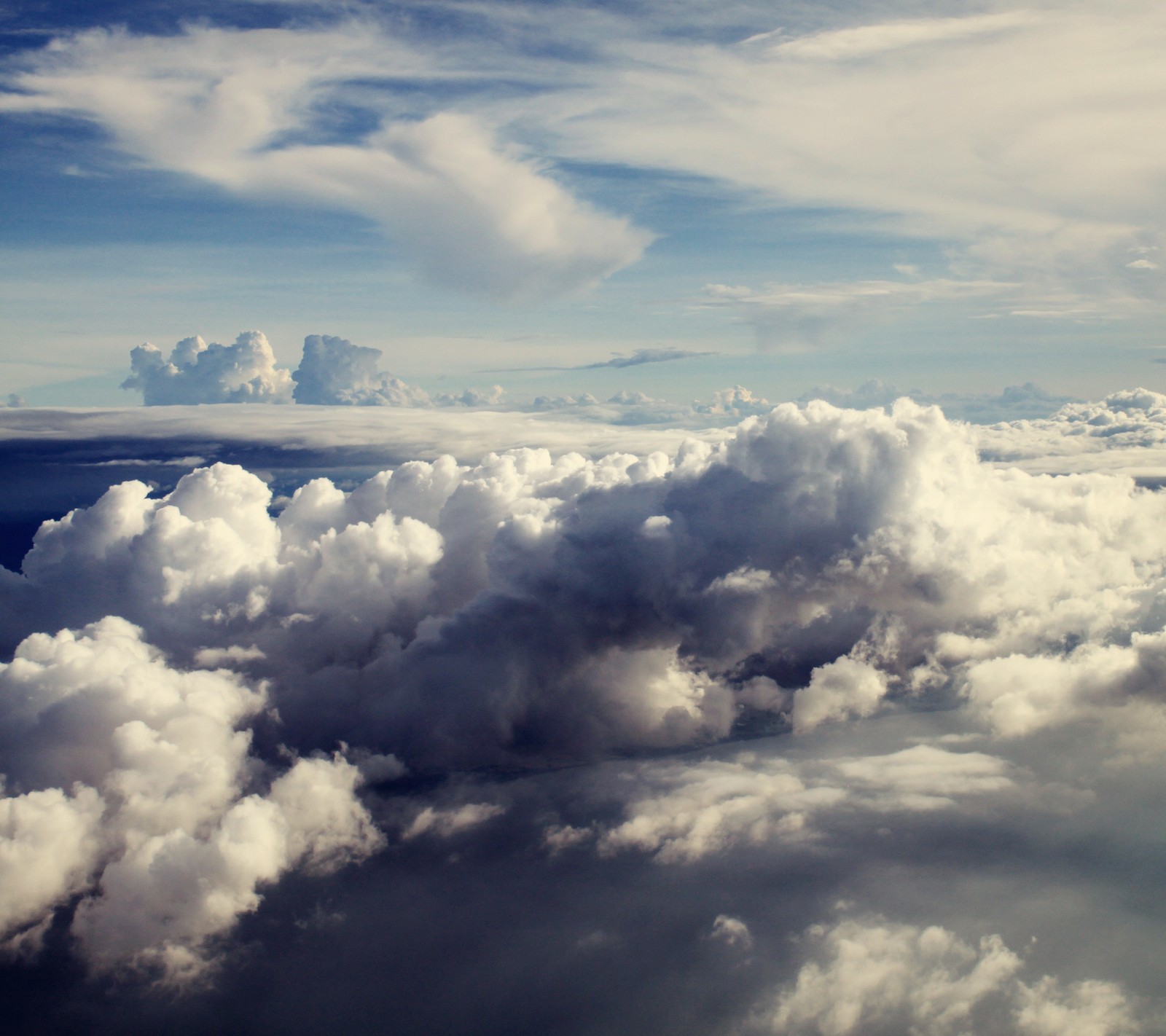 Il y a une vue d'une grande formation nuageuse depuis un avion (nuages, photographie, papier peint)