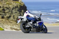 Carrera de Superbike BMW S1000RR en la carretera costera