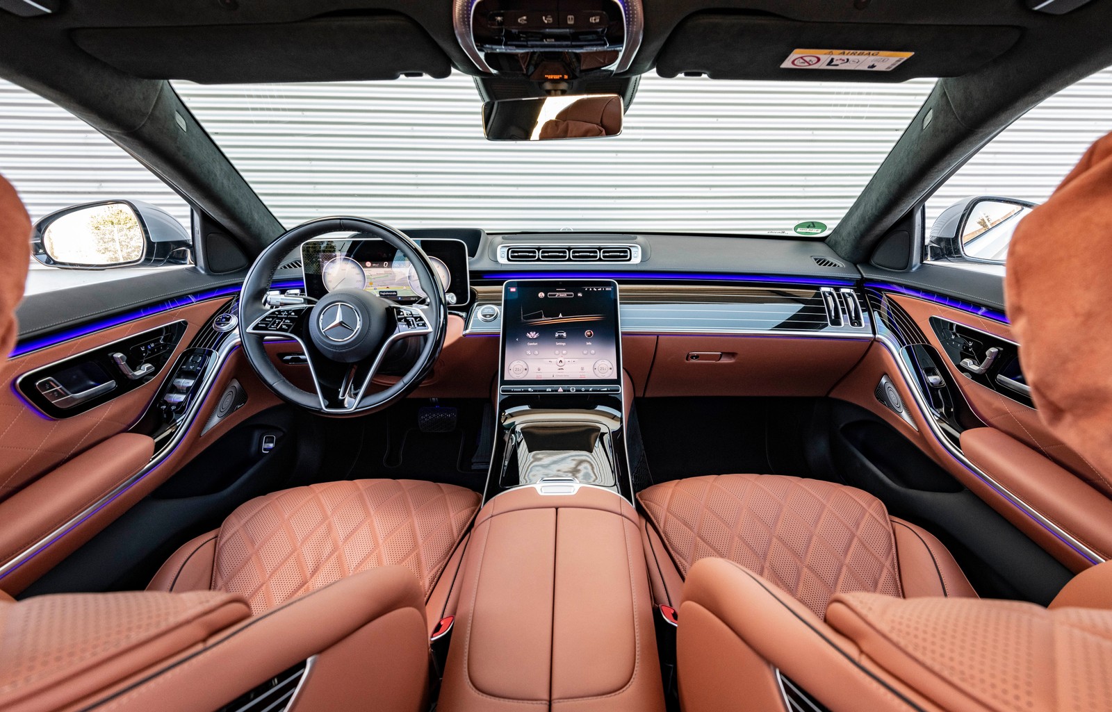 El interior de un sedán mercedes clase s con asientos de cuero marrón (mercedes benz s 400 d 4matic, interior, 2021, 5k, 8k)