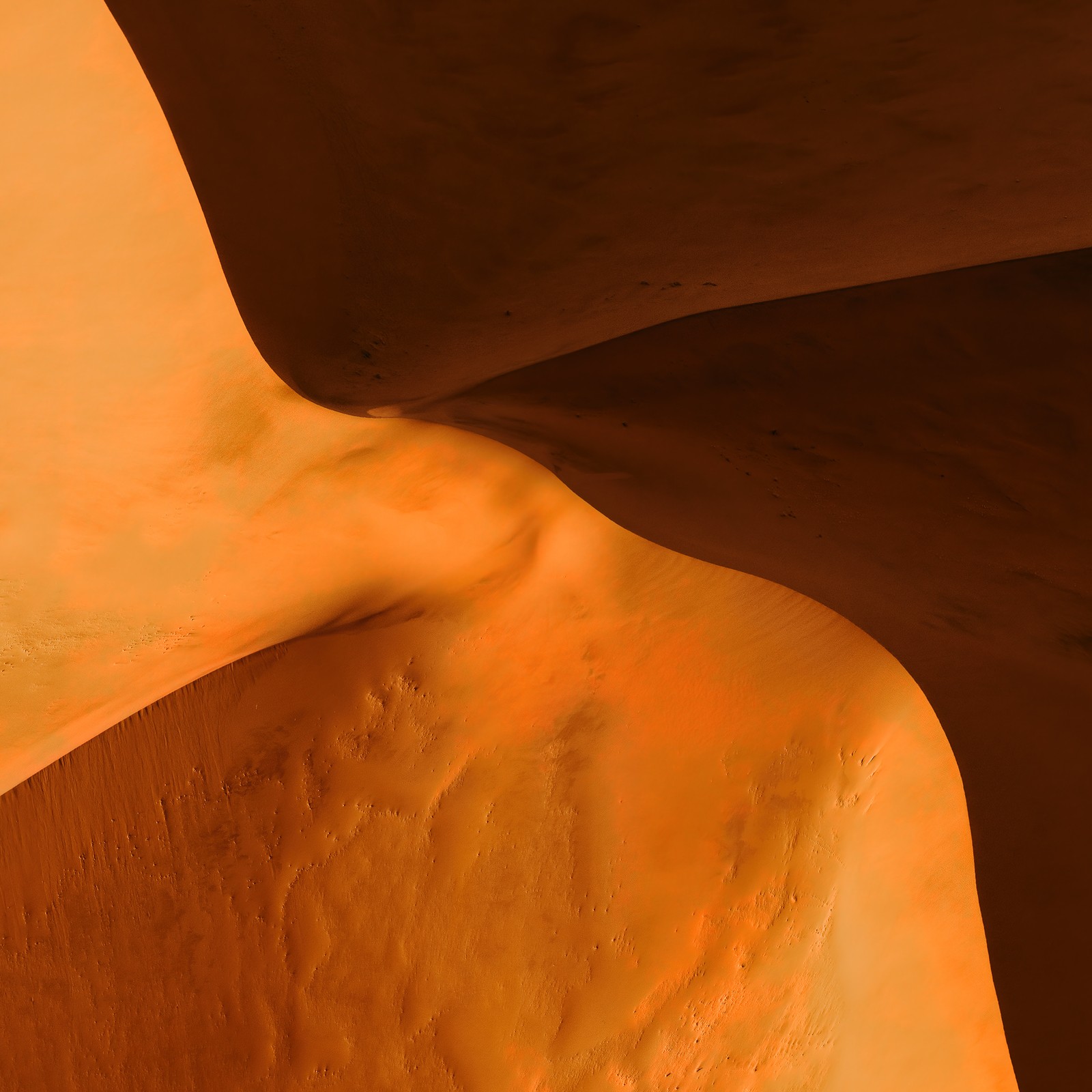 Vue arabe d'un désert avec une grande dune de sable (désert, vue aérienne, mi pad 5 pro, dunes de sable, photo par drone)