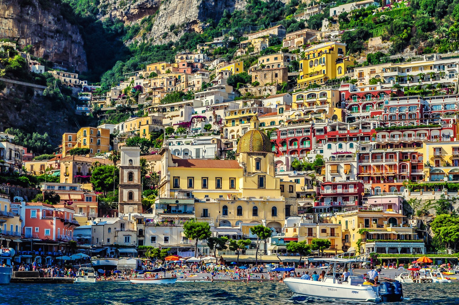 Uma vista de uma cidade na costa com barcos na água (positano, cidade, costa, turismo, aldeia)