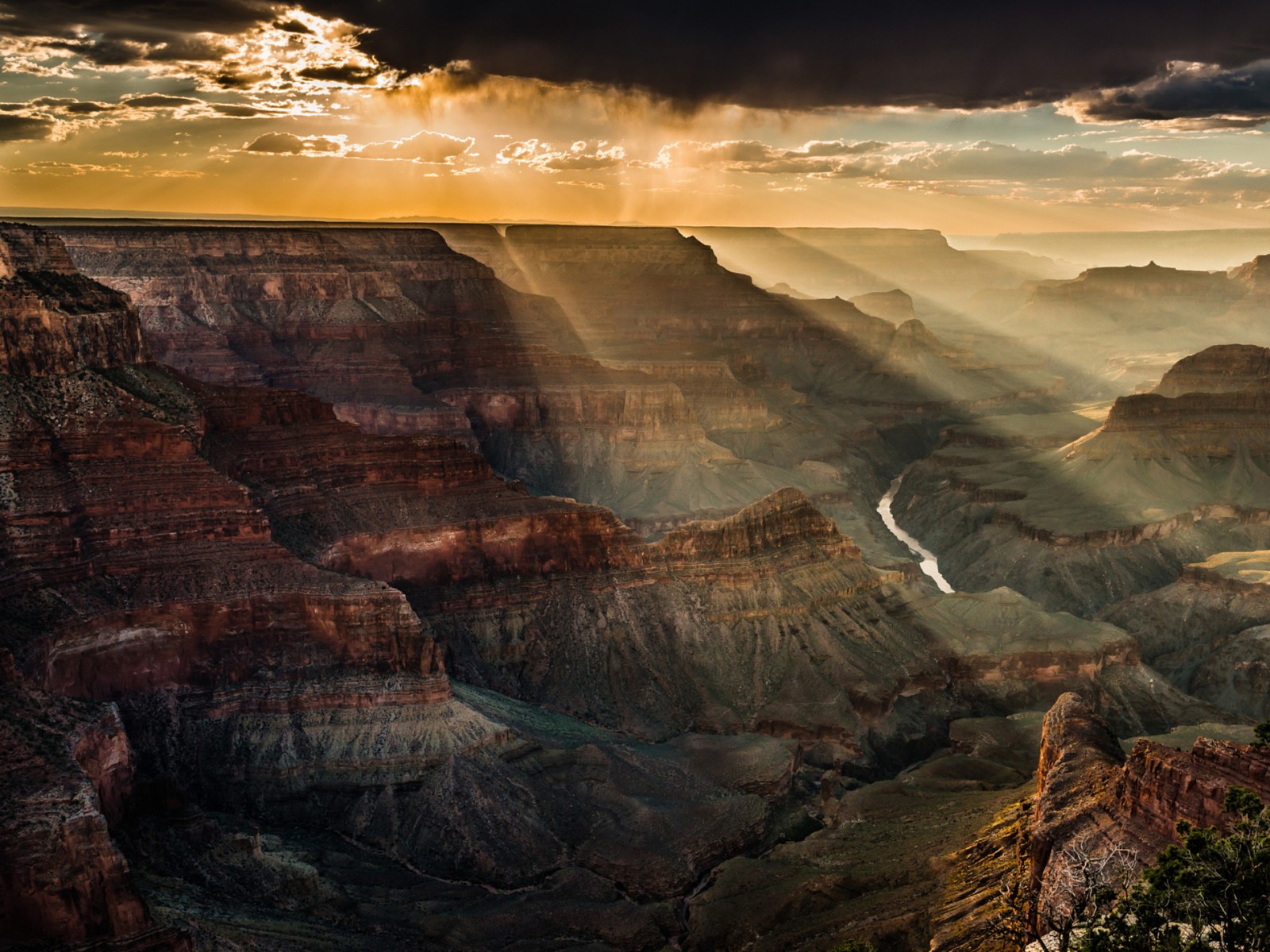 Uma vista de um cânion com um rio correndo através dele (badlands, alvorada, rio colorado, parque nacional, escarpa)