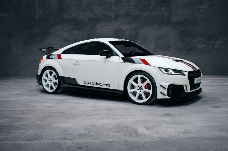 Близкий план белого автомобиля с красными полосами на нем (audi tt rs coupé 40 jahre quattro, ограниченное издание, 2020, 5k, машины)