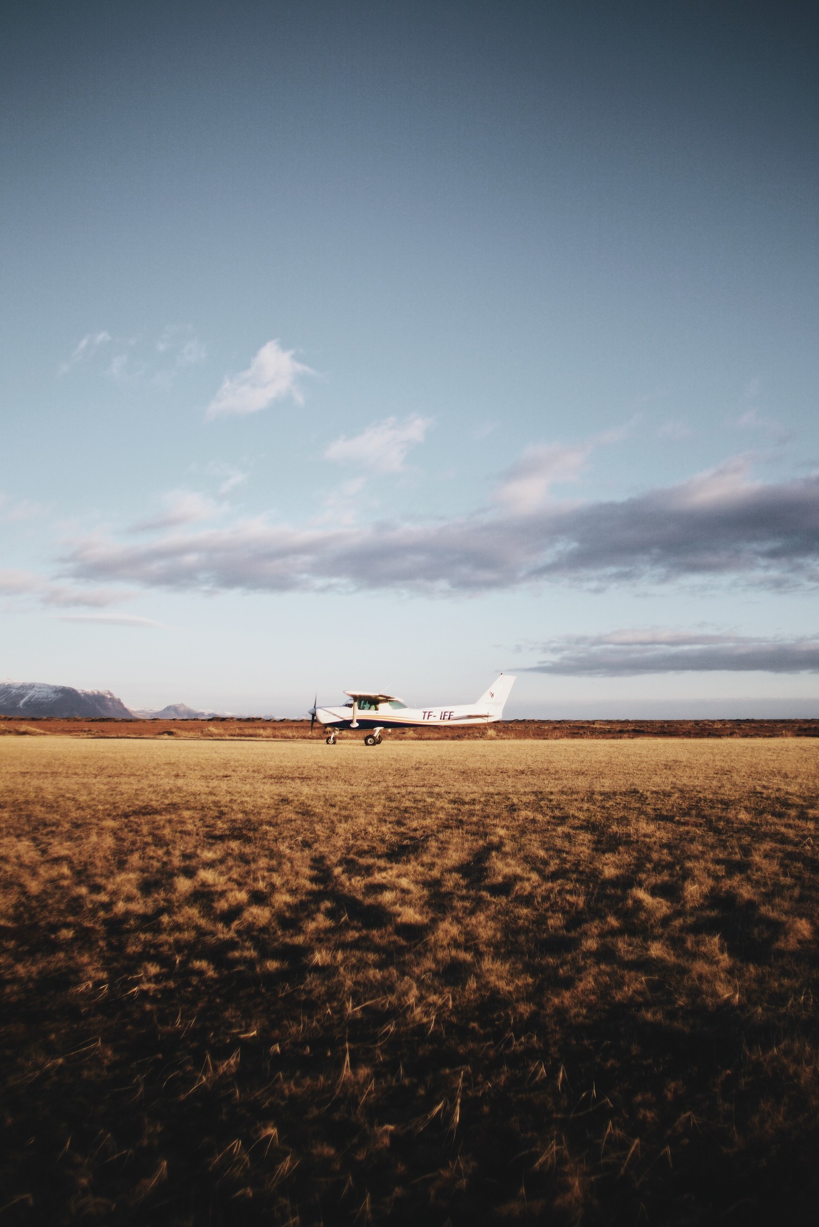 Il y a un petit avion qui est assis au milieu d'un champ (avion, aéronef, horizon, environnement naturel, nuage)