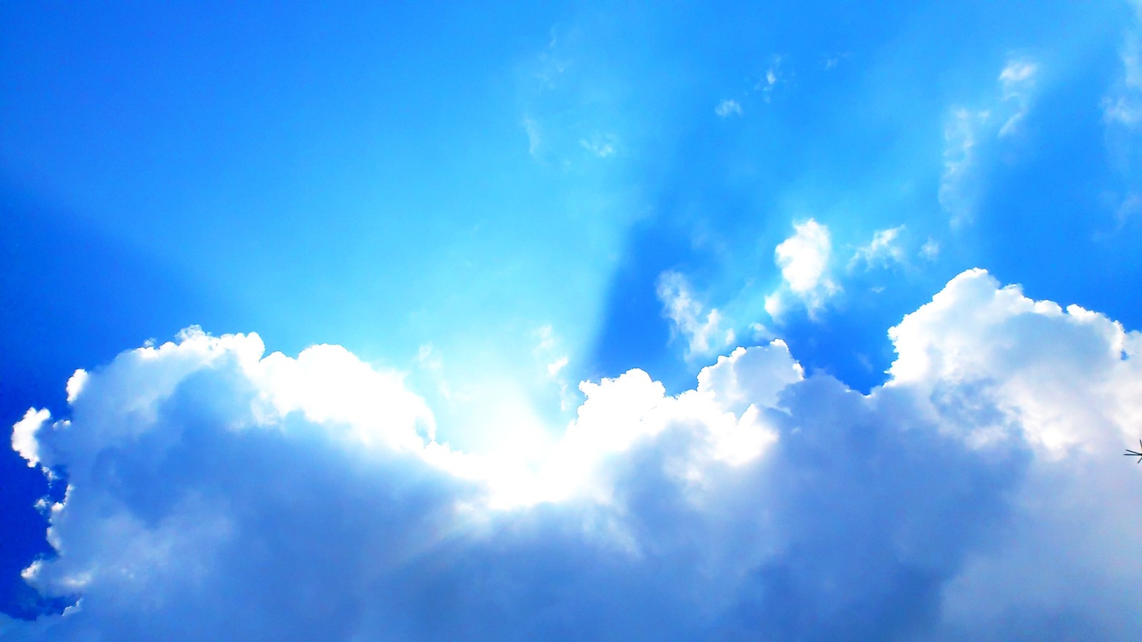 Ein flugzeug fliegt durch die wolken mit einer hellen sonne dahinter (wolke, blau, tageszeit, atmosphäre, kumulus)