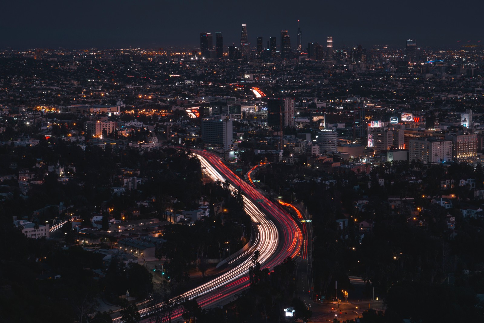 Uma vista abstrata de uma cidade à noite com uma rodovia (noite, paisagem urbana, área urbana, cidade, metrópole)