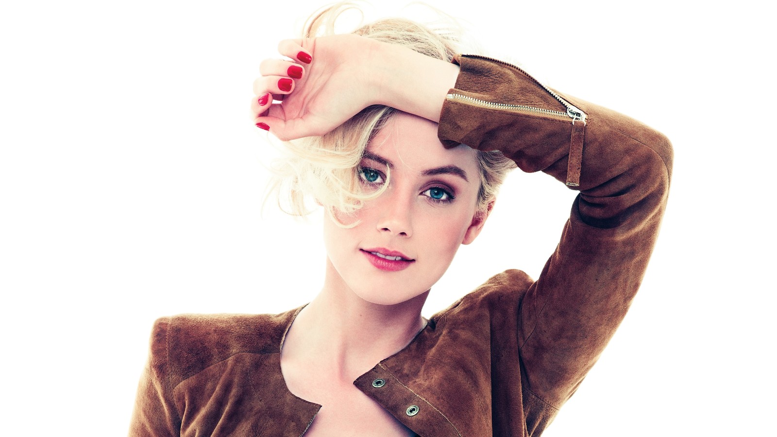 Femme blonde avec des yeux bleus et une veste marron posant pour une photo (amber heard, 5k, actrice américaine, fond blanc, gens)