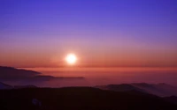 Atardecer tranquilo sobre el horizonte montañoso