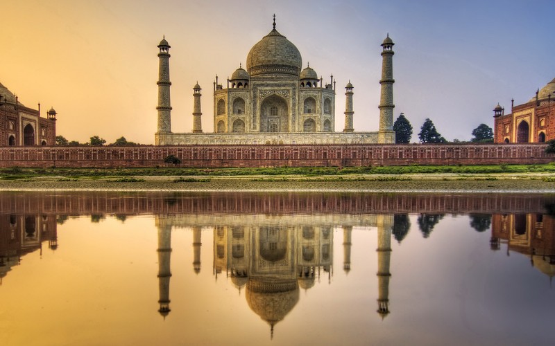 Вид на большое здание с отражением в воде (тадж махал, ф fort агра, agra fort, достопримечательность, отражение)