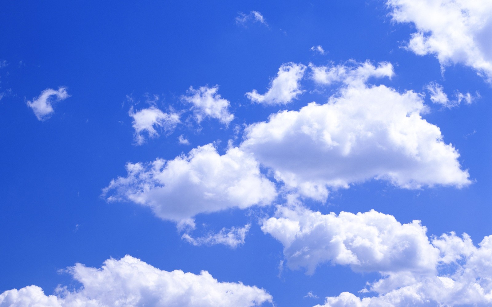 Il y a un grand nuage blanc dans le ciel bleu (ciel bleu, nuage, bleu, journée, cumulus)