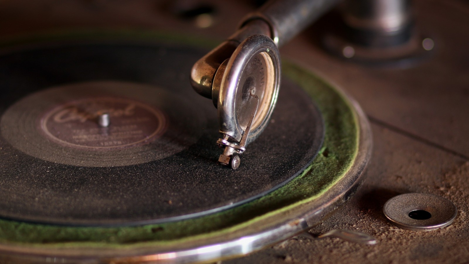 There is a close up of a record on a table (phonograph, phonograph record, metal, close up, gramophone)