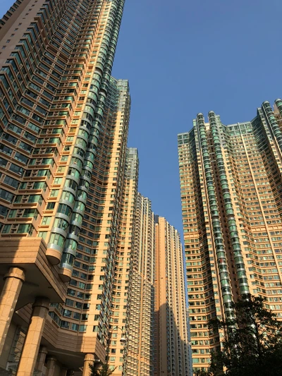 Rascacielos iluminados por el sol en la metrópoli urbana de Hong Kong