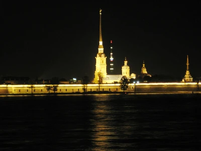 Forteresse Pierre et Paul illuminée reflétée dans la rivière la nuit