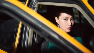 Kwon Yu Ri in einer stilvollen Pose in einem Taxi, die ihre fesselnde Schönheit und Eleganz zeigt.