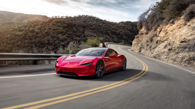 Красный tesla tay едет по горной дороге (тесла родстер, tesla roadster, тесла, машины, спортивный автомобиль)