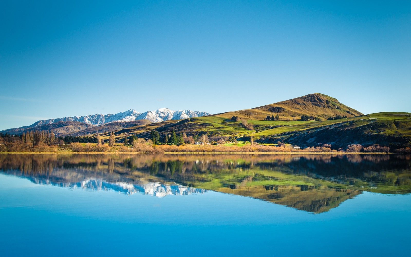 Uma vista de um lago com uma montanha ao fundo (tablet, água, montanha, recursos hídricos, ecorregião)