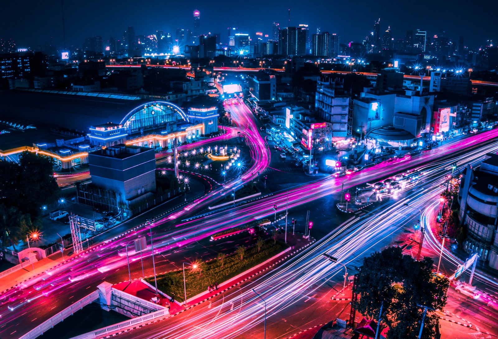 Uma vista de uma cidade à noite com muito tráfego (paisagem urbana, noite, área urbana, metrópole, cidade)