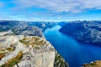 Impresionante vista del fiordo desde un acantilado montañoso