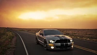 Ford Shelby Mustang em uma estrada cênica ao pôr do sol