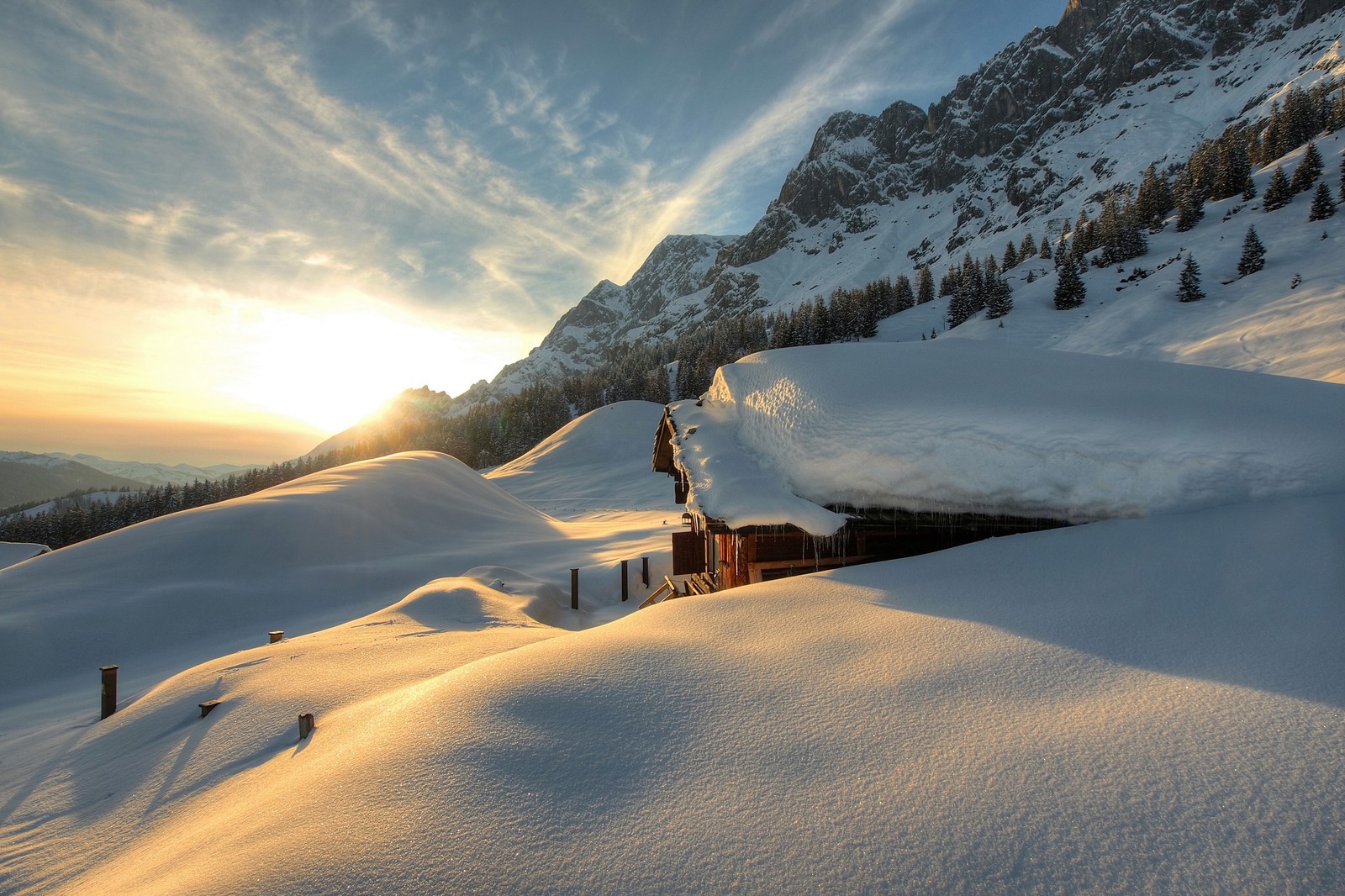 Paysage de montagne enneigé avec une cabane et une clôture au premier plan (neige, hiver, montagne, nuage, chaîne de montagnes)