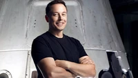 Porträt von Elon Musk vor der SpaceX-Kapsel