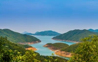 Paysage serein de haute terre avec des montagnes et des eaux tranquilles