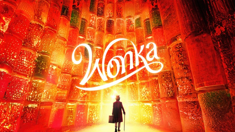 Женщина стоит перед стеной из цветных коробок (уонка, wonka, фильмы 2023, 5k, кино)