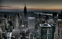 Skyline von New York City bei Dämmerung: Ikonische Wolkenkratzer und städtische Landschaft