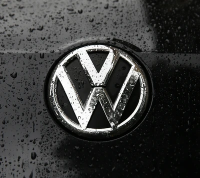 Logotipo da Volkswagen brilhando na chuva