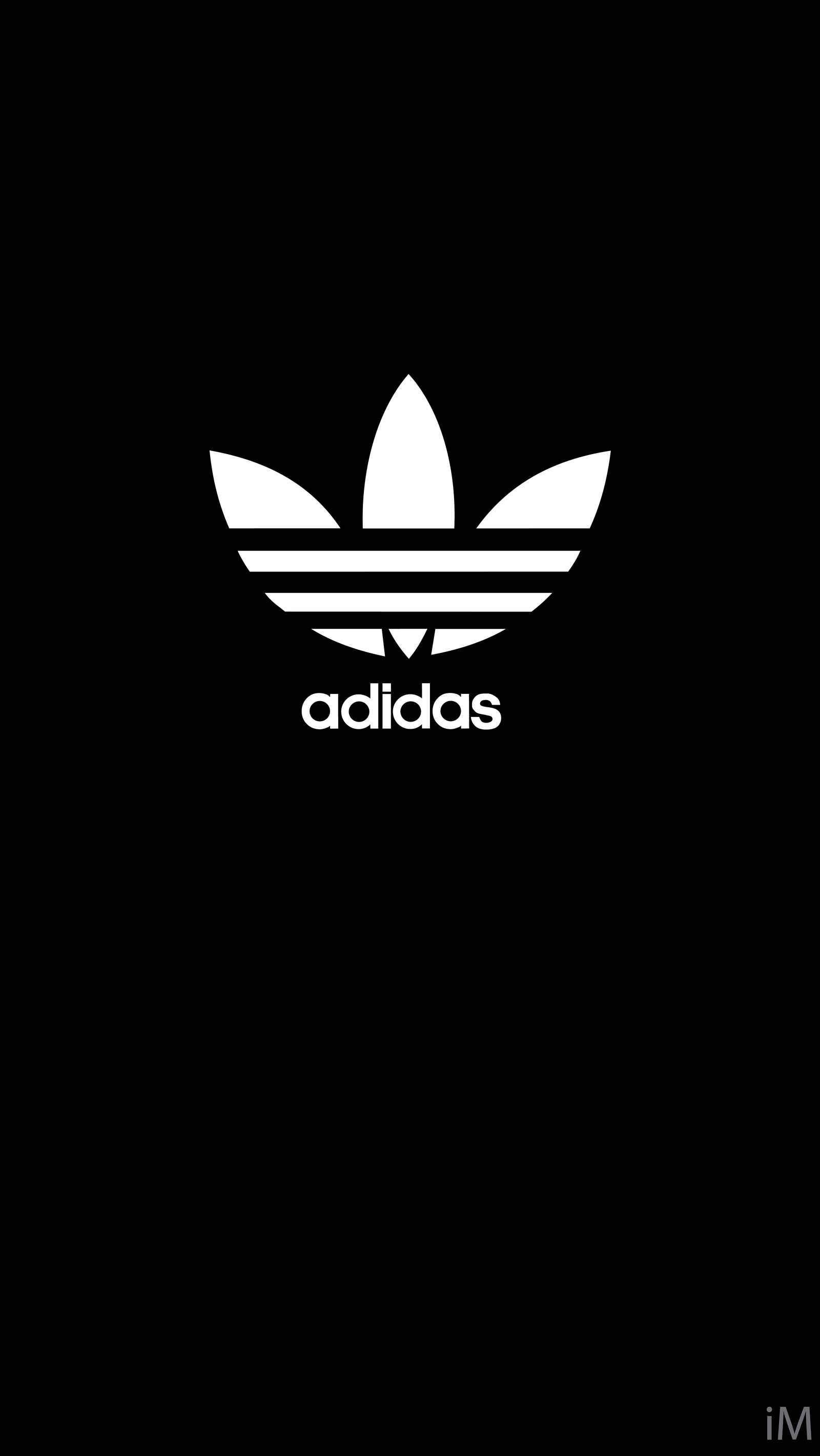 Черно-белая фотография белого логотипа adidas на черном фоне (чёрный, логотип)