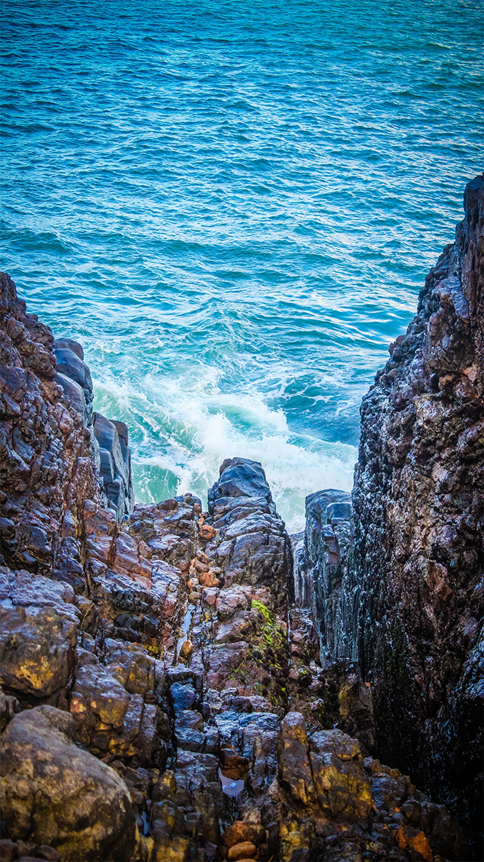 Uma vista de uma praia rochosa com uma prancha de surf na costa (demi, hd, hdr, retrô, sri lanka)