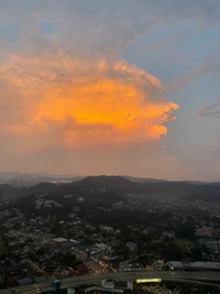 Goldene Dämmerung über der Vorstadtlandschaft