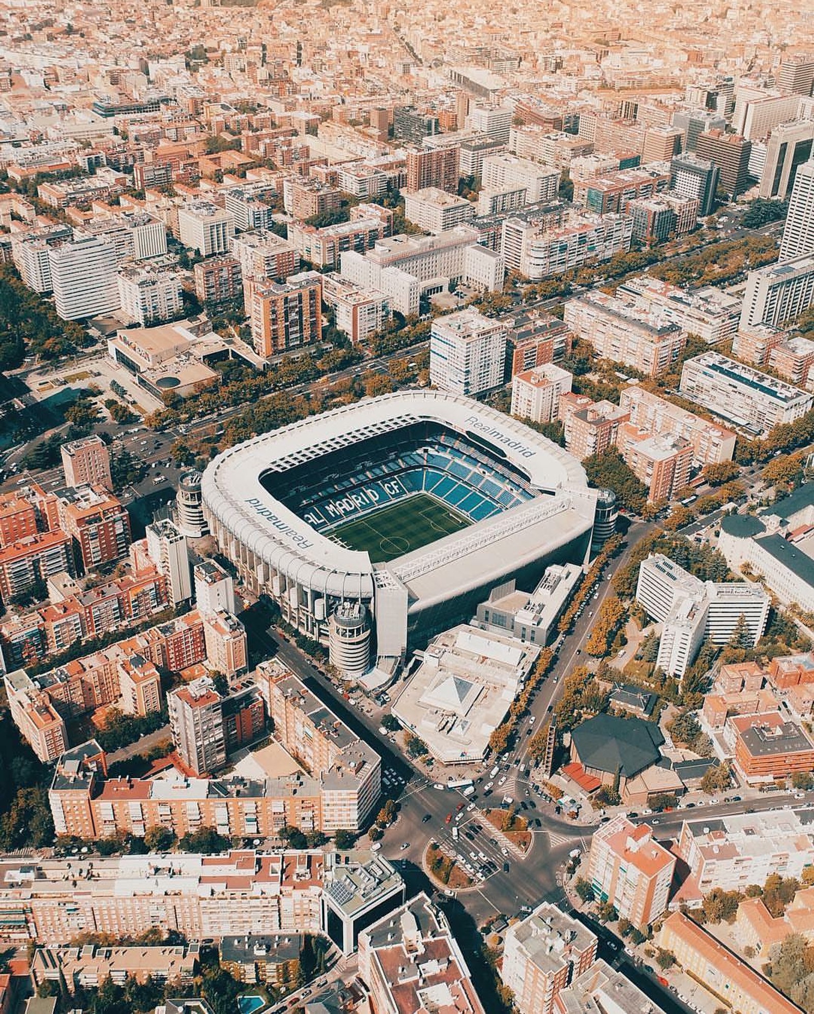 Вид на футбольный стадион в городе с множеством зданий (футбол, futbol, laliga, liga santander, реал мадрид)